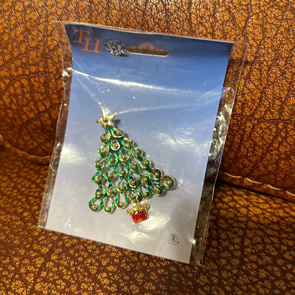 NEW VINTAGE CHRISTMAS GOLD TONE ENAMEL CHRISTMAS 🎄 TREE BROOCH PIN